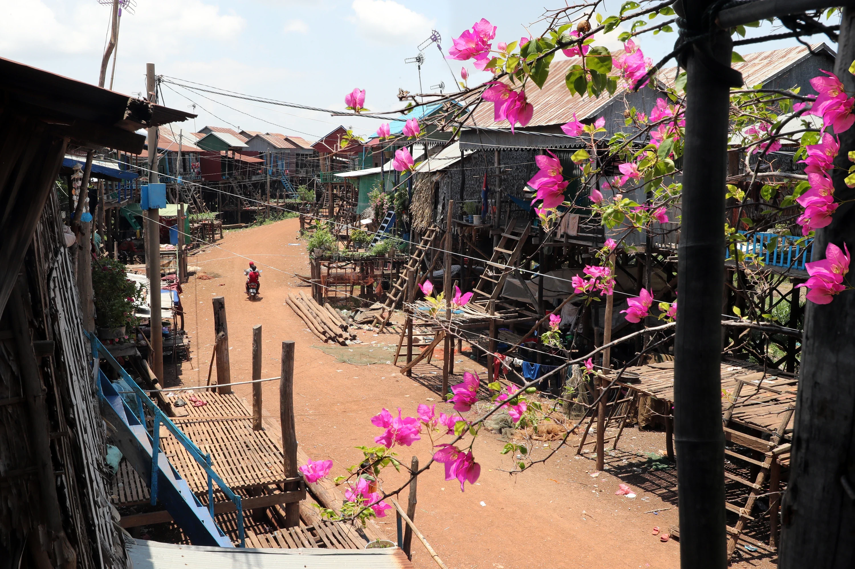 A village street on the way to Kompong Khleang