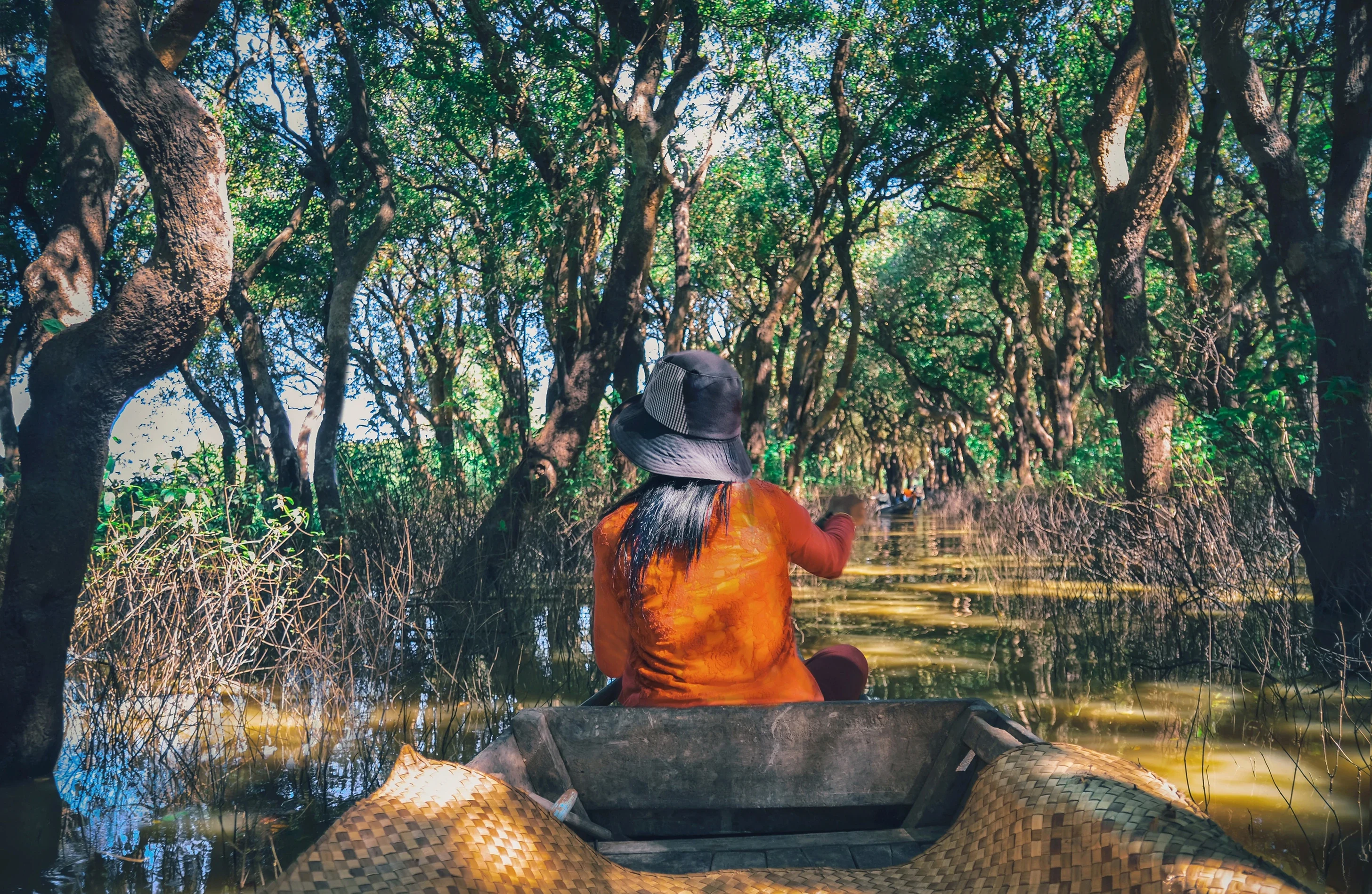 A paddler from the rowing cooperative in the flooded forest