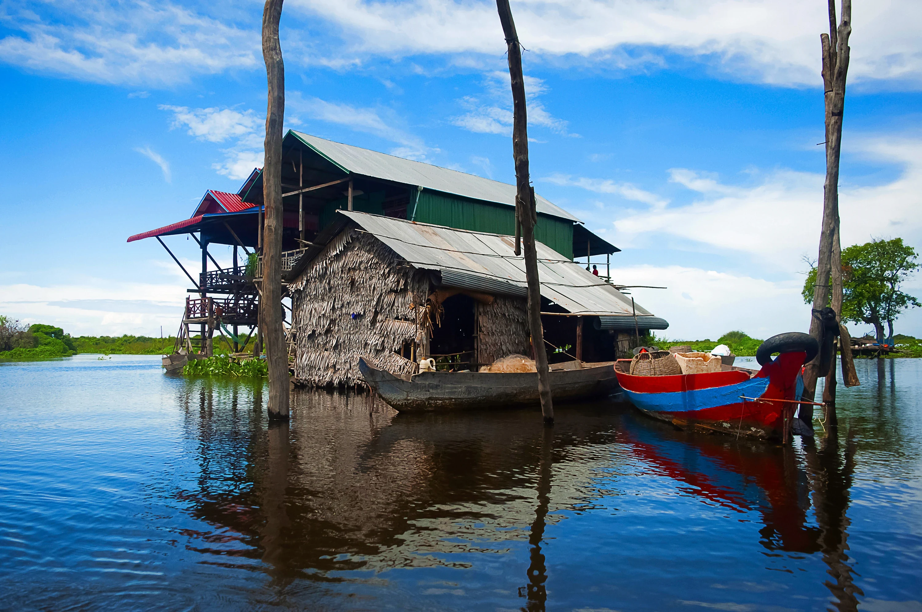 Floating homes and boats on the lake